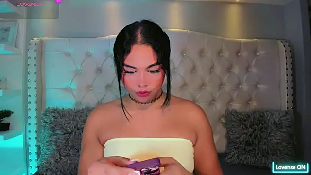 Snapshot of Maia_Hotts chatting on 07/05/26, 08:05 Maia Hotts online show from 07/05/26, 08:05