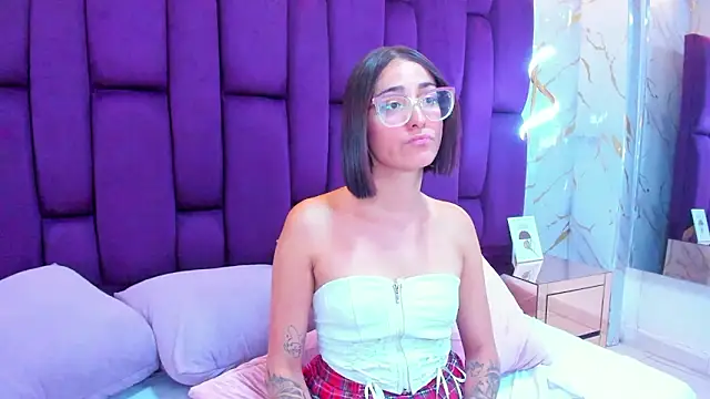 Snapshot of crystalstonee chatting on 03/11/26, 12:38 crystalstonee online show from 03/11/26, 12:38