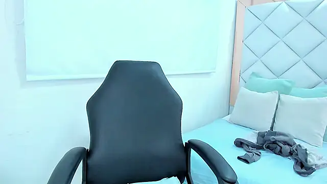 Snapshot of crystalstonee chatting on 03/12/26, 07:42 crystalstonee online show from 03/12/26, 07:42