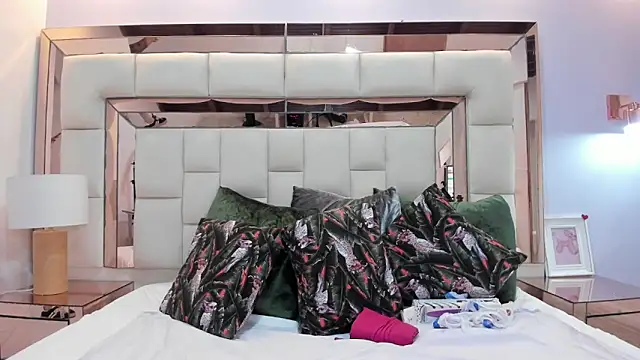 Snapshot of crystalstonee chatting on 03/15/26, 08:15 crystalstonee online show from 03/15/26, 08:15