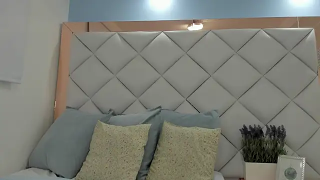 Snapshot of crystalstonee chatting on 04/13/26, 10:26 crystalstonee online show from 04/13/26, 10:26