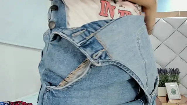 Snapshot of crystalstonee chatting on 04/14/26, 09:43 crystalstonee online show from 04/14/26, 09:43