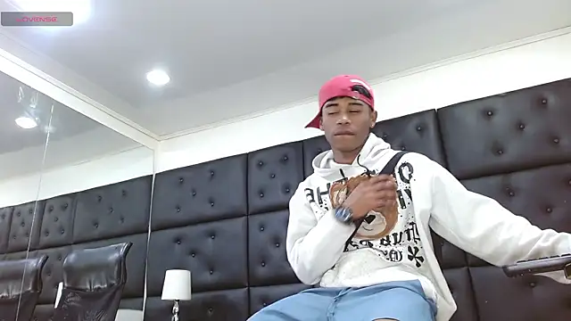 Snapshot of TonnyMarck chatting on 02/04/26, 02:39 TonnyMarck online show from 02/04/26, 02:39