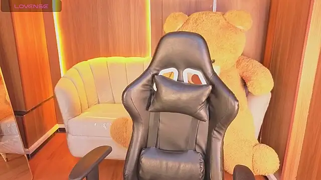 Snapshot of Alina_b_ chatting on 02/13/26, 12:56 Alina b online show from 02/13/26, 12:56