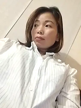 Snapshot of Ella-aa chatting on 05/02/26, 12:43 Ella-aa online show from 05/02/26, 12:43
