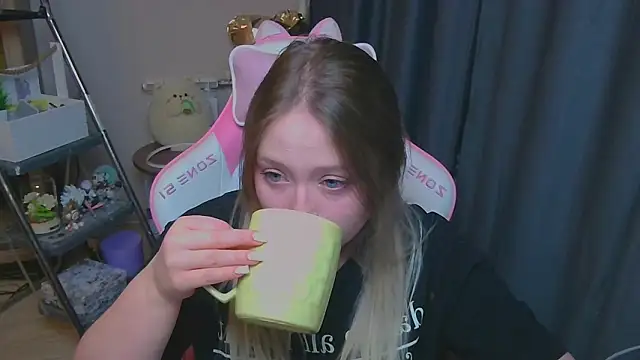 Emiliaaah online show from 02/04/26, 05:08