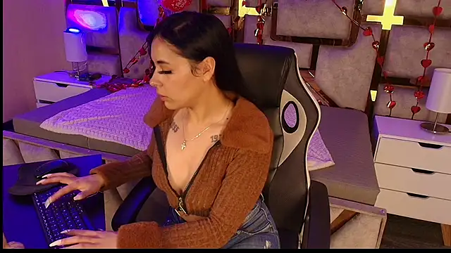 Snapshot of cristal__violetaa chatting on 02/21/26, 04:24 cristal violetaa online show from 02/21/26, 04:24