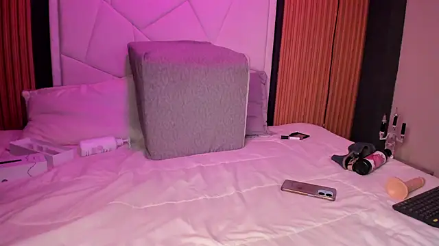 Snapshot of MiaTorres4 chatting on 03/27/26, 08:26 MiaTorres4 online show from 03/27/26, 08:26