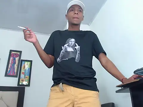 Snapshot of hotboyluxe chatting on 02/06/26, 03:00 hotboyluxe online show from 02/06/26, 03:00