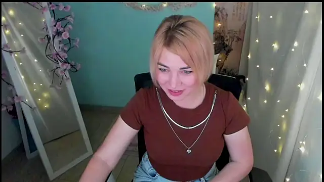 Snapshot of CuttieEmma chatting on 06/16/26, 01:14 CuttieEmma online show from 06/16/26, 01:14