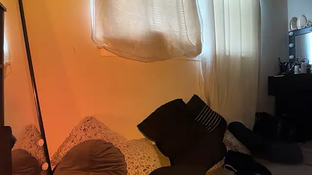 Snapshot of SunniSoles99 chatting on 03/18/26, 03:37 SunniSoles99 online show from 03/18/26, 03:37