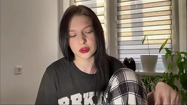 Snapshot of Sarahsolara chatting on 02/19/26, 02:35 Sarahsolara online show from 02/19/26, 02:35