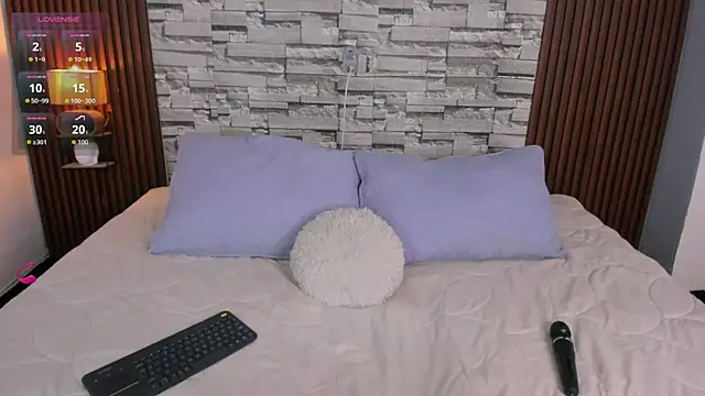Snapshot of sophia_deluxe18 chatting on 03/29/26, 05:29 sophia deluxe18 online show from 03/29/26, 05:29