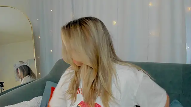 Snapshot of LilyBel chatting on 04/01/26, 08:04 LilyBel online show from 04/01/26, 08:04