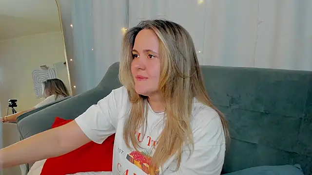 Snapshot of LilyBel chatting on 04/01/26, 01:41 LilyBel online show from 04/01/26, 01:41