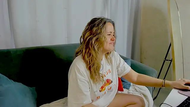 Snapshot of LilyBel chatting on 04/17/26, 08:06 LilyBel online show from 04/17/26, 08:06