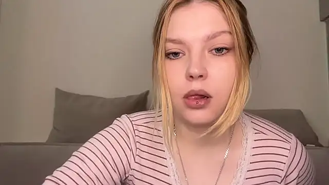 Snapshot of Ophelia_Ritz chatting on 06/17/26, 04:59 Ophelia Ritz online show from 06/17/26, 04:59