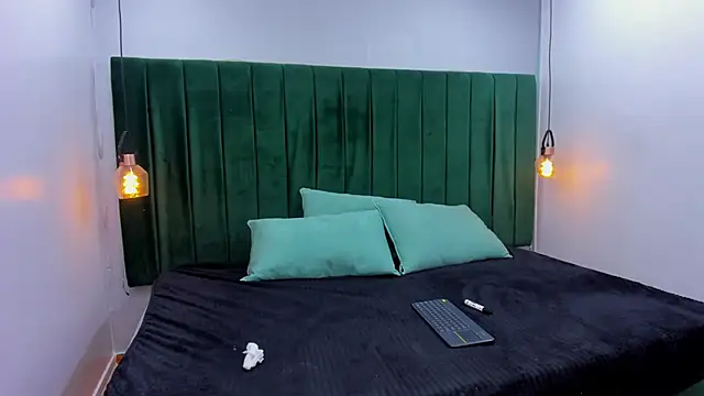 Snapshot of Amber-Horney chatting on 04/13/26, 02:33 Amber-Horney online show from 04/13/26, 02:33