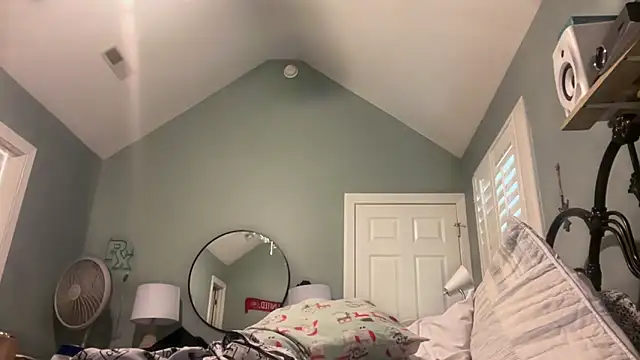 Snapshot of TrndSettr chatting on 04/15/26, 10:43 TrndSettr online show from 04/15/26, 10:43