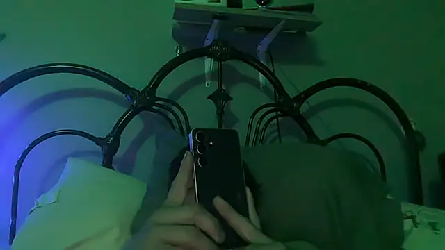 Snapshot of TrndSettr chatting on 07/13/26, 08:50 TrndSettr online show from 07/13/26, 08:50