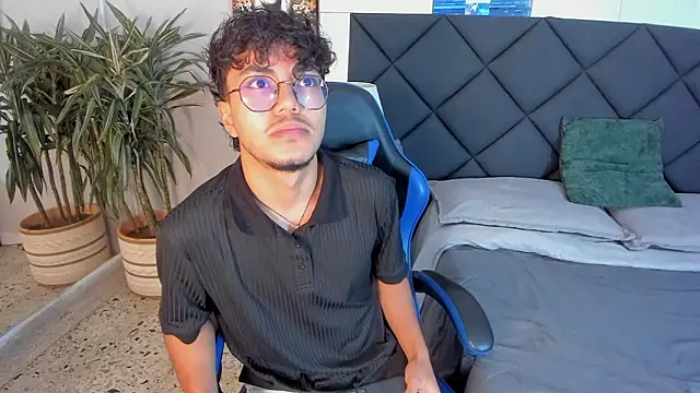 Snapshot of kai_storn chatting on 02/20/26, 11:54 kai storn online show from 02/20/26, 11:54