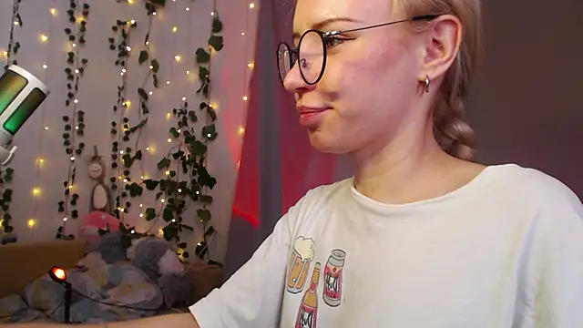 Snapshot of Mia__Jensen chatting on 03/31/26, 10:59 Mia Jensen online show from 03/31/26, 10:59