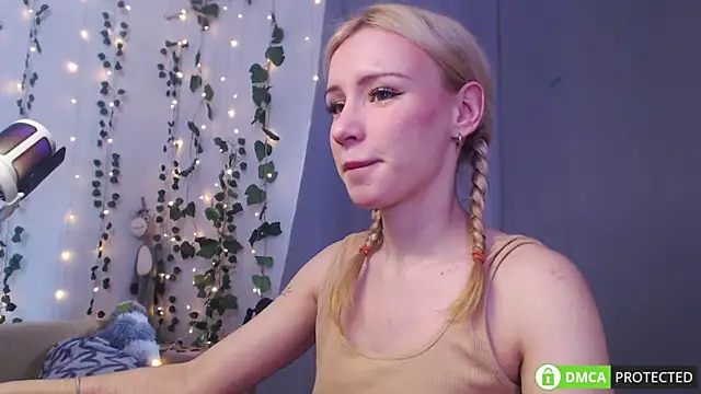 Snapshot of Mia__Jensen chatting on 04/15/26, 11:28 Mia Jensen online show from 04/15/26, 11:28