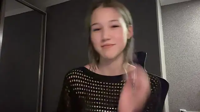 Snapshot of lilXdomiii chatting on 03/10/26, 02:33 lilXdomiii online show from 03/10/26, 02:33