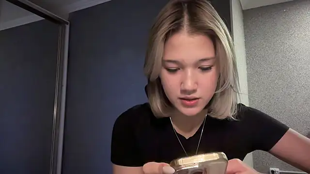 Snapshot of lilXdomiii chatting on 03/17/26, 01:25 lilXdomiii online show from 03/17/26, 01:25