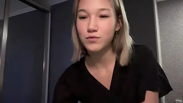 Snapshot of lilXdomiii chatting on 03/19/26, 02:32 lilXdomiii online show from 03/19/26, 02:32