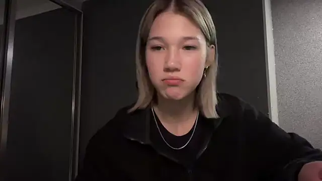 Snapshot of lilXdomiii chatting on 03/20/26, 08:25 lilXdomiii online show from 03/20/26, 08:25