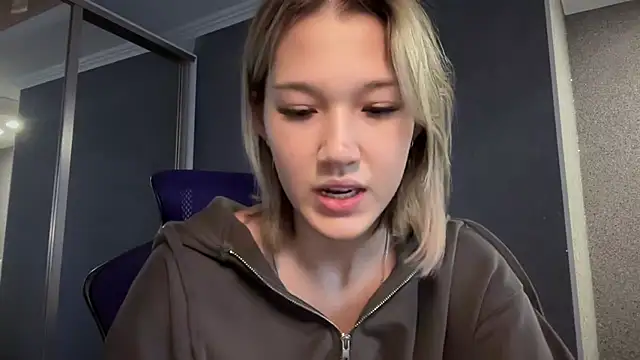 Snapshot of lilXdomiii chatting on 03/22/26, 11:35 lilXdomiii online show from 03/22/26, 11:35