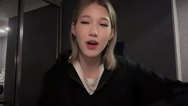 Snapshot of lilXdomiii chatting on 03/23/26, 06:56 lilXdomiii online show from 03/23/26, 06:56