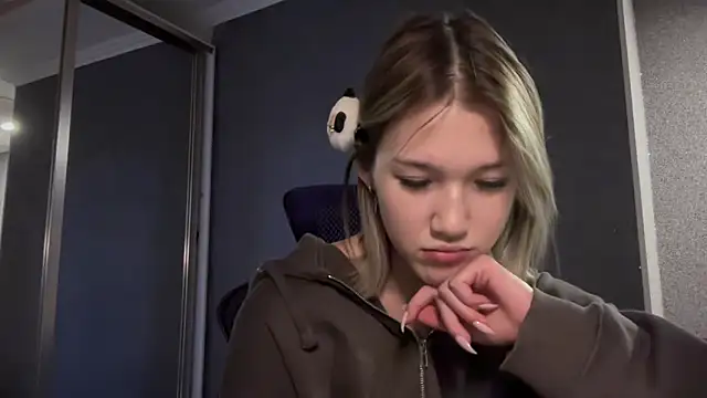 Snapshot of lilXdomiii chatting on 03/31/26, 02:17 lilXdomiii online show from 03/31/26, 02:17