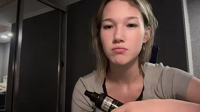 Snapshot of lilXdomiii chatting on 04/02/26, 12:47 lilXdomiii online show from 04/02/26, 12:47