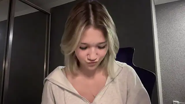 Snapshot of lilXdomiii chatting on 04/04/26, 12:35 lilXdomiii online show from 04/04/26, 12:35