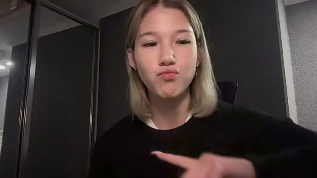 Snapshot of lilXdomiii chatting on 04/10/26, 01:49 lilXdomiii online show from 04/10/26, 01:49