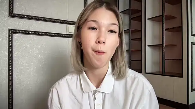 Snapshot of lilXdomiii chatting on 04/13/26, 10:43 lilXdomiii online show from 04/13/26, 10:43