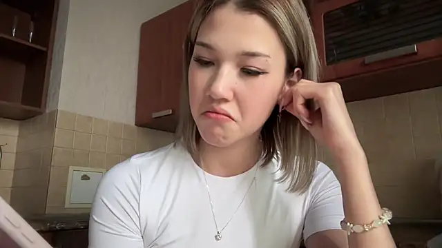 Snapshot of lilXdomiii chatting on 04/15/26, 12:56 lilXdomiii online show from 04/15/26, 12:56