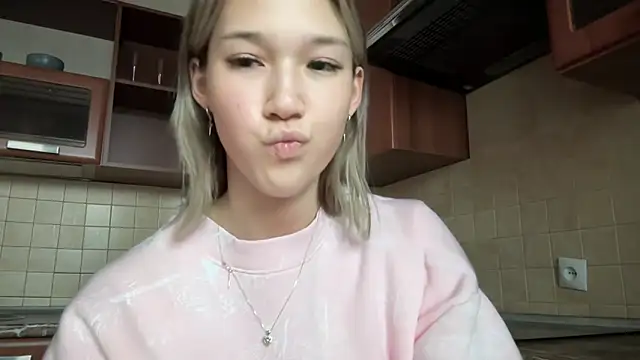 Snapshot of lilXdomiii chatting on 04/17/26, 11:57 lilXdomiii online show from 04/17/26, 11:57