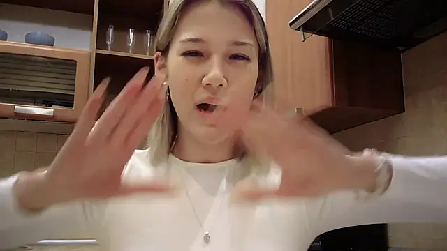 Snapshot of lilXdomiii chatting on 04/18/26, 04:22 lilXdomiii online show from 04/18/26, 04:22