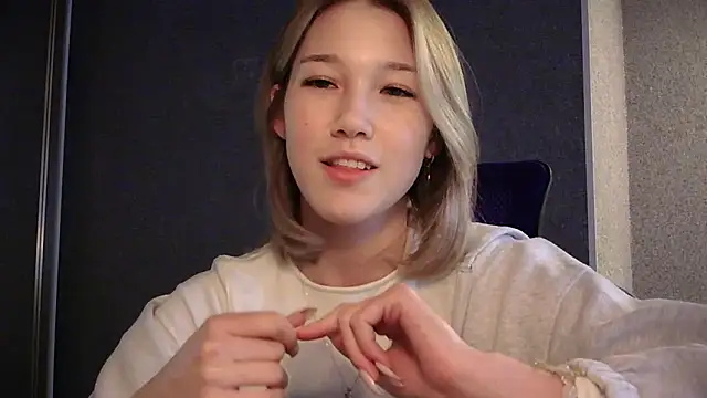 Snapshot of lilXdomiii chatting on 04/20/26, 10:51 lilXdomiii online show from 04/20/26, 10:51