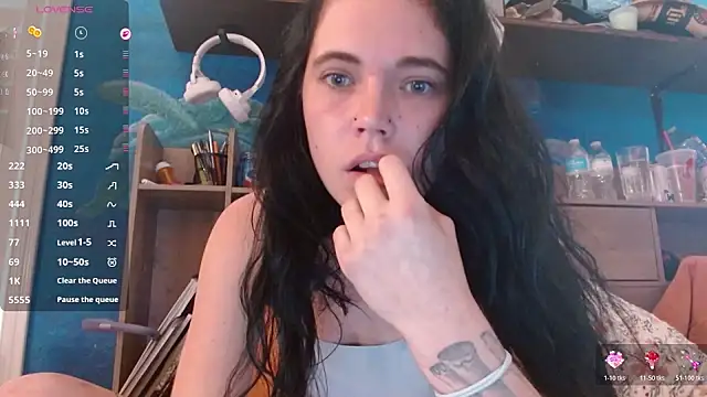 Snapshot of ahungkittykat chatting on 05/15/26, 06:48 ahungkittykat online show from 05/15/26, 06:48