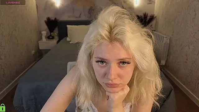 Snapshot of Kate_Krose chatting on 02/14/26, 01:02 Kate Krose online show from 02/14/26, 01:02