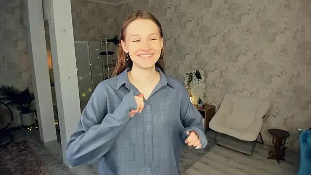 Snapshot of LianneBynon chatting on 02/13/26, 07:37 LianneBynon online show from 02/13/26, 07:37