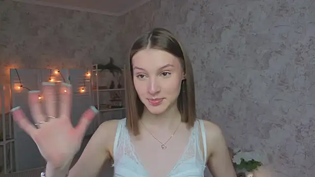 Snapshot of LianneBynon chatting on 05/16/26, 08:22 LianneBynon online show from 05/16/26, 08:22