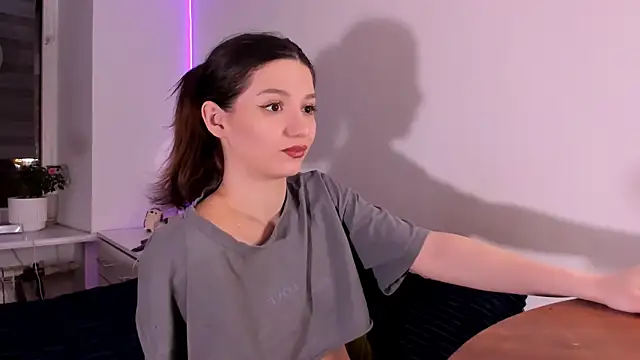 Snapshot of miabellee_ chatting on 04/02/26, 11:02 miabellee online show from 04/02/26, 11:02