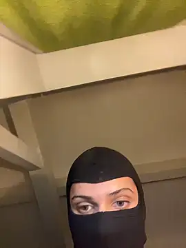 Snapshot of HelinHot chatting on 03/05/26, 06:04 HelinHot online show from 03/05/26, 06:04