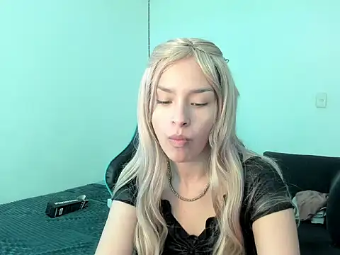 Snapshot of Megan_Blue_ chatting on 02/17/26, 04:24 Megan Blue online show from 02/17/26, 04:24