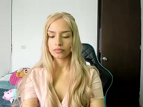 Snapshot of Megan_Blue_ chatting on 02/18/26, 03:41 Megan Blue online show from 02/18/26, 03:41